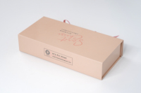 Boîte cadeau de cheesecake haut de gamme avec logo de marque personnalisé, poignée en ruban, fermeture magnétique, finition mate, pour gâteaux sucrés et desserts, adaptée aux aliments