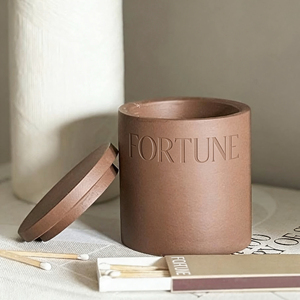 Bougie parfumée personnalisée avec logo, durable, marron, motif grain de bois, dans un pot en céramique et béton, bougie d'aromathérapie - Product Image 1