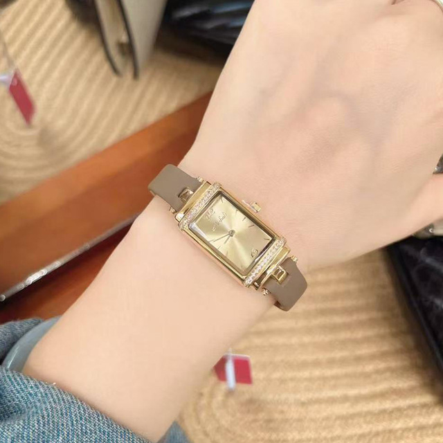 Luxury Women's Rectangle Pointer 30mm Alloy Watch Leather Strap 16mm Band Width 1-Year Quartz Movement Glass Multiple Time Zone