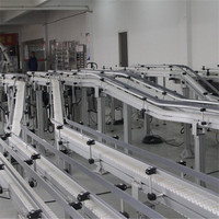 Convoyeur à chaîne flexible en acier inoxydable avec chaîne en POM pour un transfert fluide des produits dans les lignes de production alimentaire et de boissons