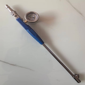<span class=keywords><strong>Tige</strong></span> de gonflage de pneu de voiture avec manomètre, buse incurvée intérieure/extérieure étendue, double usage, crochet inversé pour le montage de deux pneus - Product Image 1