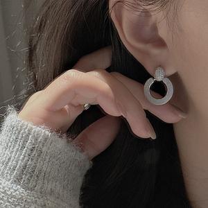 ต่างหูเงินแท้ S925 ดีไซน์เรียบง่ายทันสมัย ประดับเพชรซิคอนสไตล์วินเทจ รูปทรงเรขาคณิต ขัดเงาแบบกลม - Product Image 2