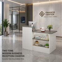 Bureau d'accueil blanc avec rangement ouvert, comptoir bicolore et armoire latérale pour l'aménagement intérieur des entreprises