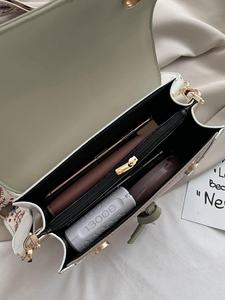 กระเป๋าสะพายข้างผู้หญิงทันสมัย ​​อเนกประสงค์ หนัง PU ลายตัดสี ดีไซน์ทรงสี่เหลี่ยมเล็ก สายสะพายไหล่กว้าง - Product Image 6