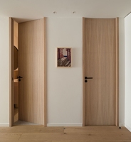 Porte à panneau massif en chêne blanc, coupe naturelle, placage naturel, finition teinte, avec charnières dissimulées et serrure magnétique