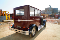 Voiture électrique classique vintage à quatre portes fermées, confortable, pour le tourisme et le transport quotidien en zone résidentielle