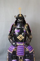 Ensemble complet d'armure de samouraï japonais pour spectacle, noir et violet avec casque à crête diamantée dorée, décoration d'intérieur pour adulte