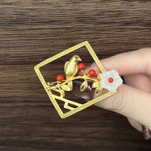 Nouvelle broche chinoise carrée motif Magpie et fleur de prunier, en jade Hetian naturel, fleur et corail de bambou, cuivre plaqué or 18 carats, style oriental - Product Image 1