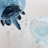 Collection de méduses en verre soufflé à la main avec base sur pied, motif confettis mouchetés, décoration artistique côtière pour la maison