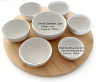 Nampan Sajian Bambu Berputar dengan 6 Mangkuk Keramik Kecil untuk Bumbu dan 1 Mangkuk Besar di Tengah, Gaya Lazy Susan, Set Sajian Elegan