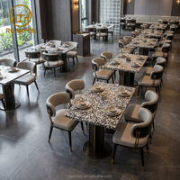 Ensemble de sièges de restaurant commercial moderne avec plateau en terrazzo, chaise de salle à manger rembourrée, mobilier de salle à manger de luxe pour hôtel