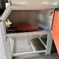 Cabine de sablage motorisée à commande PLC compacte pour l'élimination de la rouille et de la peinture sur pièces métalliques, préparation de surface par abrasion