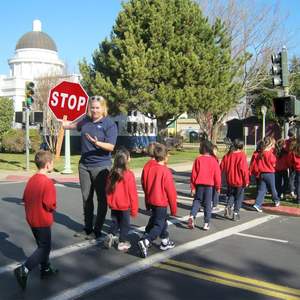 علامة التوقف البطيئة الأكثر مبيعًا ، لافتة وقوف السيارات المحمولة على الوجهين ، لافتة عاكسة بطيئة للشوارع بمقبض من الخيزران ، الألومنيوم - Product Image 3