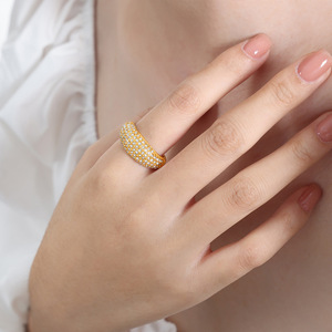 Lujoso anillo de acero de titanio chapado en oro de 18 quilates Diseño de cielo estrellado lleno de diamantes checos Ligero y elegante - Product Image 4