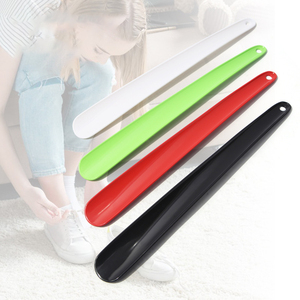 Corne de chaussure portable en plastique coloré à poignée longue de 40.5cm, bon marché, abs/pp, corne de chaussure solide et colorée pour les paresseux - Product Image 1