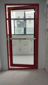 Puerta de vidrio de salida de seguridad GMP con cerradura de emergencia, barra de painc tipo empuje, puerta de salida de emergencia para laboratorio de hospital - Product Image 4