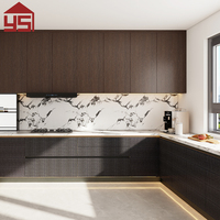 Îlot de cuisine minimaliste laqué en noyer foncé, sans poignées, avec éclairage LED, directement de l'usine, pour appartement