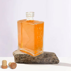 Autorización <span class=keywords><strong>de</strong></span> marca 680ml Forma innovadora cuadrado Diseño en relieve Botella <span class=keywords><strong>de</strong></span> vidrio Licores <span class=keywords><strong>de</strong></span> lujo Whisky con tornillo - Product Image 1
