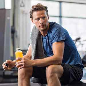 T-shirt de sport pour homme en polyester et élasthanne cationique à séchage rapide et respirant, col rond, pour la course à pied et l'entraînement, design personnalisé - Product Image 3