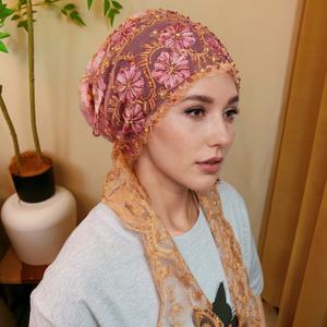 Velo Islámico Premium 2025 con Diseño de Cola de Pez - Pañuelo de Encaje con Cuentas Hecho a Mano, Bordado Floral y Flecos - Product Image 6