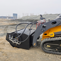 Derette V1000 Stand on Mini Skid Steer Loader dengan Attachment Fork Pallet Bucket, Mesin Diesel Kubota 25HP, Dijual