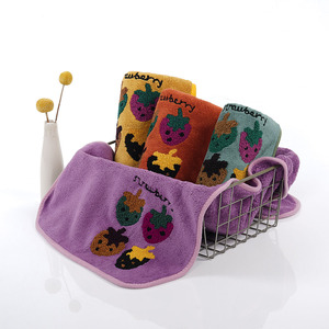 Toalla Facial de Felpa Coral Kim Ryan 34x74cm con Diseño de Fresa Bordado, Suave, Absorbente y de Secado Rápido - Product Image 1