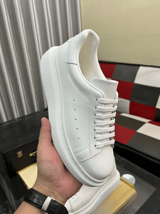 รองเท้าผ้าใบหนังสีขาวทรงเตี้ยพื้นหนา Alexander Unisex รุ่น Mc แถบสีแดงตัดกับสีดำที่ส้นรองเท้าแบบควีน - Product Image 5