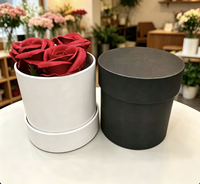 Boîtes cadeaux rondes de luxe en matériaux recyclés noir et blanc avec logo personnalisé pour la Saint-Valentin et les mariages, avec revêtement UV et gaufrage