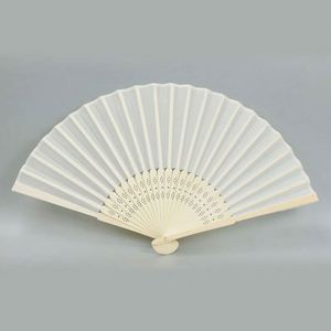 พัดไม้ไผ่พับได้ลายดอกไม้แกะสลักและเพ้นท์ลายศิลปะพื้นบ้าน เหมาะสำหรับงานปาร์ตี้และโปรโมชั่น - Product Image 1