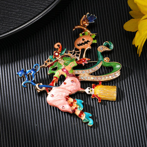 Broche de Halloween de bruja de dibujos animados con calabaza, murciélago y gato, de aleación con pedrería de cristal, para mujer, joyería de fiesta - Product Image 2
