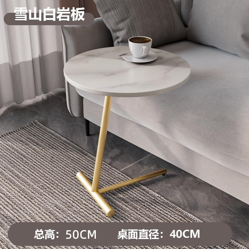 Planche de roche blanche de montagne de neige de pieds dorés