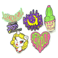 Logo personnalisé à conception libre Embrayage papillon en émail dur de gros Badge d'épinglette en métal Épingles en émail à paillettes personnalisées Vente en gros
