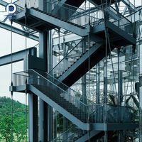 Escalier en arc courbé sur mesure en métal avec garde-corps en verre pour la rénovation intérieure de résidences haut de gamme