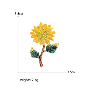 เข็มกลัดคริสตัลประดับเพชรเคลือบทองคำขาวแบบกำหนดเอง Noble Sunflower ป้องกันการลื่นไถล เครื่องประดับโลหะผสม ของขวัญสำหรับเข้าเรียนมหาวิทยาลัย ของขวัญแต่งงาน สำหรับทุกเพศ - Product Image 3