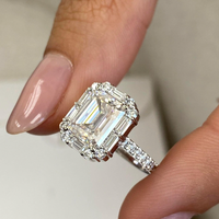 Bague de fiançailles en or massif 14 carats avec diamant de laboratoire 3,15 carats de poids total, taille émeraude VVS1 D-E, pierres latérales rondes baguette, bijoux fins