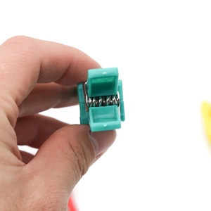 Fabrication de pinces à vêtements en plastique colorées de haute qualité avec poignée souple - Product Image 6