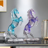 Ornement décoratif artisanal en résine : Cheval sautant