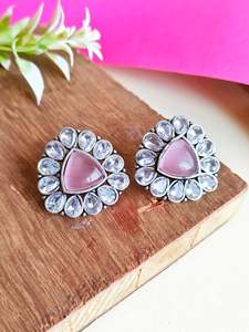 Triangle à la mode Monalisa oxydé goujons finition argent laiton en vrac bijoux de mode pour femmes boucles d'oreilles ethniques - Product Image 3