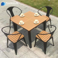 Ensemble de salle à manger d'extérieur moderne et abordable avec chaises en métal et WPC, table à cadre en aluminium avec trou pour parasol, idéal pour villas, parcs, cours et complexes hôteliers