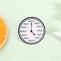Spilla smaltata rotonda con slogan a tema orologio, distintivo in metallo elegante per accessori di abbigliamento quotidiano
