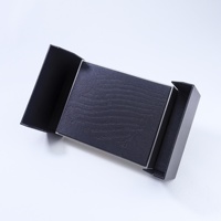 Boîte cadeau noire personnalisée avec fermeture magnétique, logo argenté, pelliculage mat et estampage à chaud, idéale pour l'emballage de montres et de bijoux de luxe