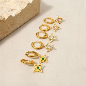 Pendientes Minimalistas de Oro de 18k con Cristales Huecos en Forma de Estrella y Aro Colgante - Product Image 3