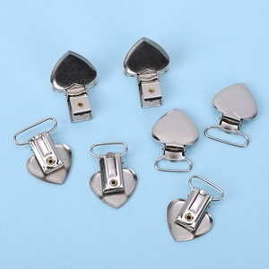 Clips Metálicos en Forma de Corazón para Chupetes y Portabebés de 0 a 12 Meses, Diseño Sólido con Asa - Product Image 3