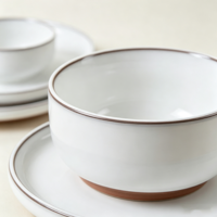 Services de table EKA style campagne française en céramique, assiettes et bols assortis avec bordure marron rustique pour restaurants et hôtels (vente en gros)