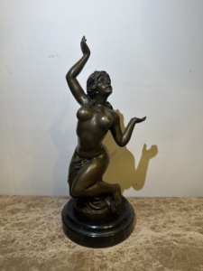 Escultura de Bronce Estilo Americano de una Chica Guiando a un Leopardo; Escultura Figurativa Estilo Europeo - Product Image 3