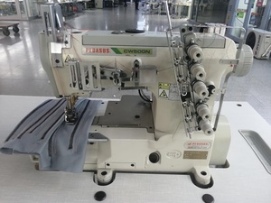 Máquina de Coser Interlock de Alta Calidad, Japonesa, CW500N, de Tres Agujas y Cinco Hilos, con Mesa - Product Image 2