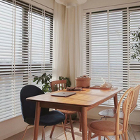 Volets en bois, élégance médiévale, lattes renforcées, accent d'intérieur luxueux