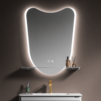 Ensemble de meubles de salle de bain contemporains avec miroir décoratif élégant doté d'un éclairage à fonction mémoire et d'un étagère de présentation