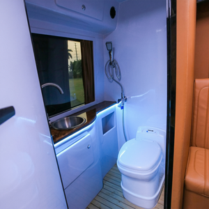 Fourgonnette de luxe Mercedes-Benz Sprinter personnalisée avec cloison, <span class=keywords><strong>TV</strong></span>, plafond ciel étoilé et toit surélevé <span class=keywords><strong>pour</strong></span> un intérieur exécutif VIP - Product Image 3