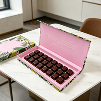 Boîte en carton écologique à imprimé floral rose pour l'emballage de chocolats de luxe, idéale pour les cadeaux, les fêtes et l'usage quotidien